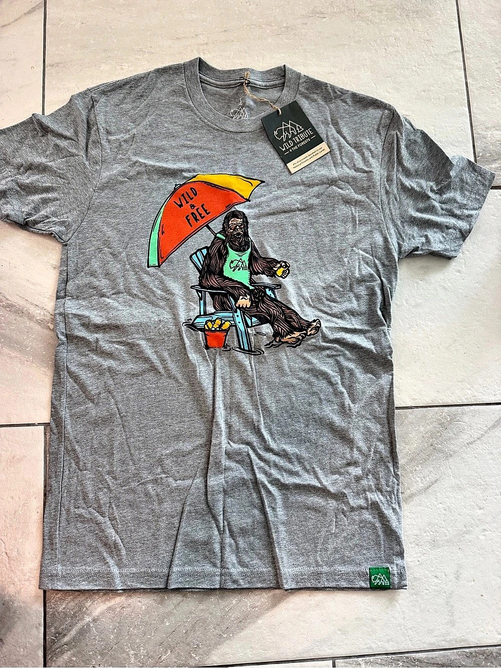 Wild Tribute Men's Graphic
Sasquatch Beach T-Shirt in Gray Size Sm NWT